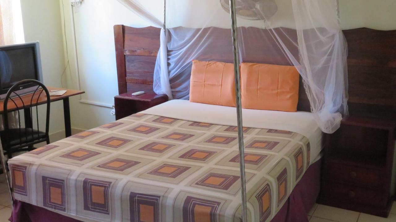Global Village Hotel Pakwach Bagian luar foto