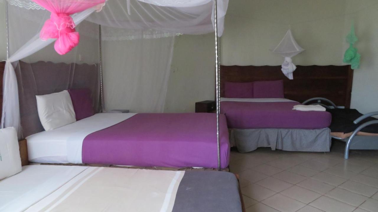 Global Village Hotel Pakwach Bagian luar foto