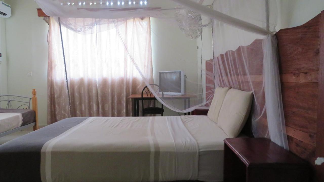 Global Village Hotel Pakwach Bagian luar foto