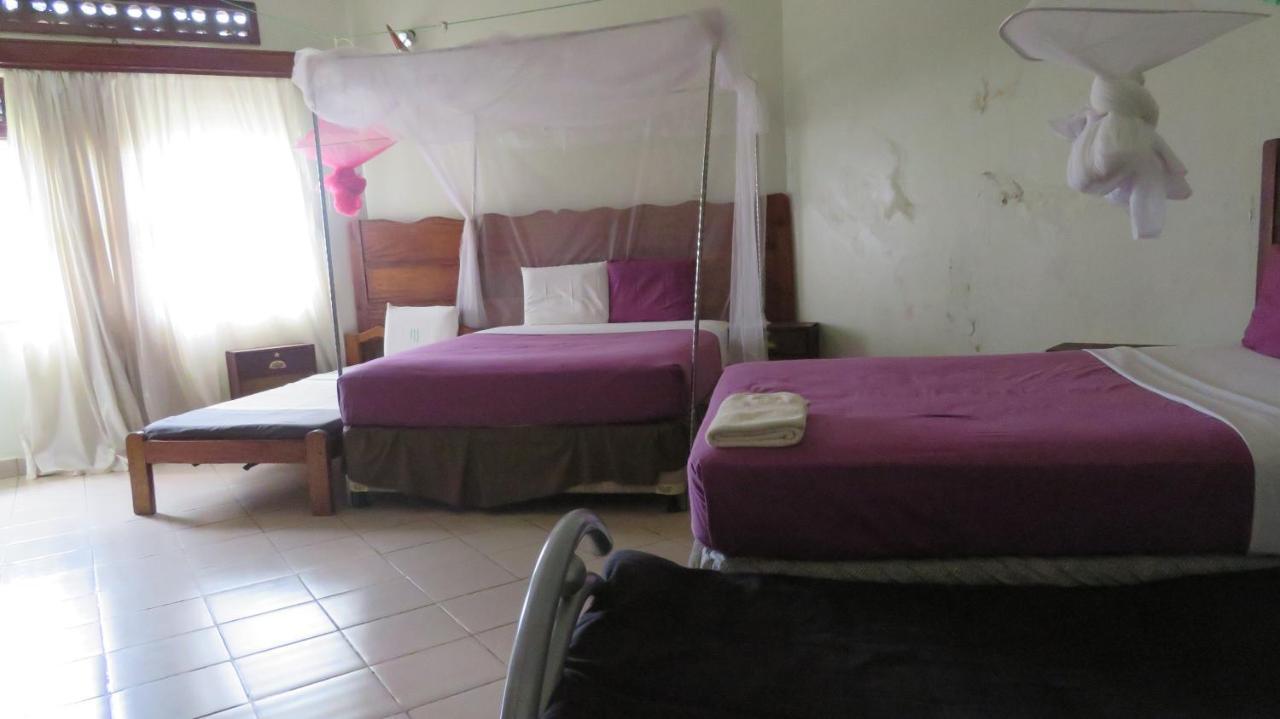 Global Village Hotel Pakwach Bagian luar foto