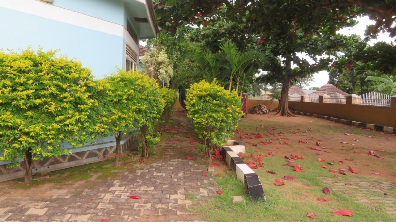 Global Village Hotel Pakwach Bagian luar foto