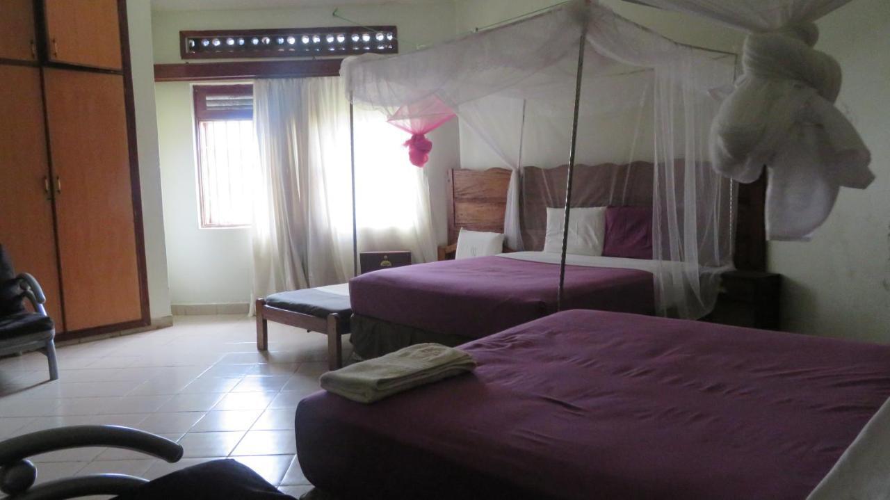 Global Village Hotel Pakwach Bagian luar foto