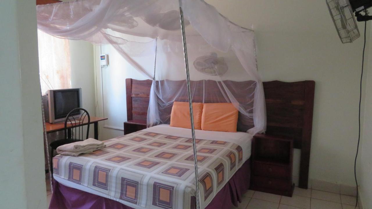 Global Village Hotel Pakwach Bagian luar foto