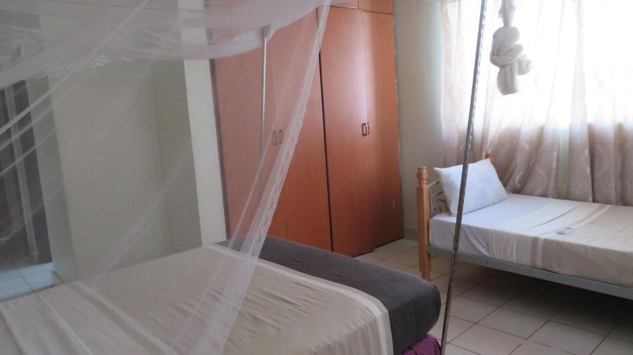 Global Village Hotel Pakwach Bagian luar foto